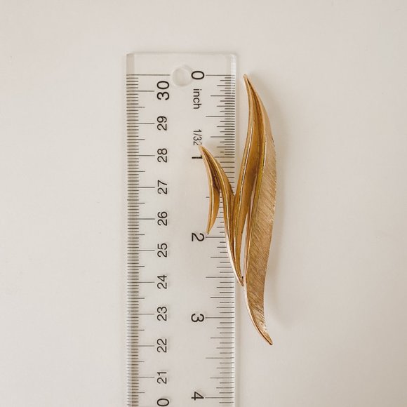 Crown Trifari Vintage Gold Tone Abstract Sleek Leaf Line Ribbon Textured Brooch - Picture 9 of 9